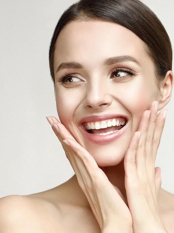 Imagen mujer sonriendo gracias a los tratamientos faciales en Clínica Estética Ennova, Castellón