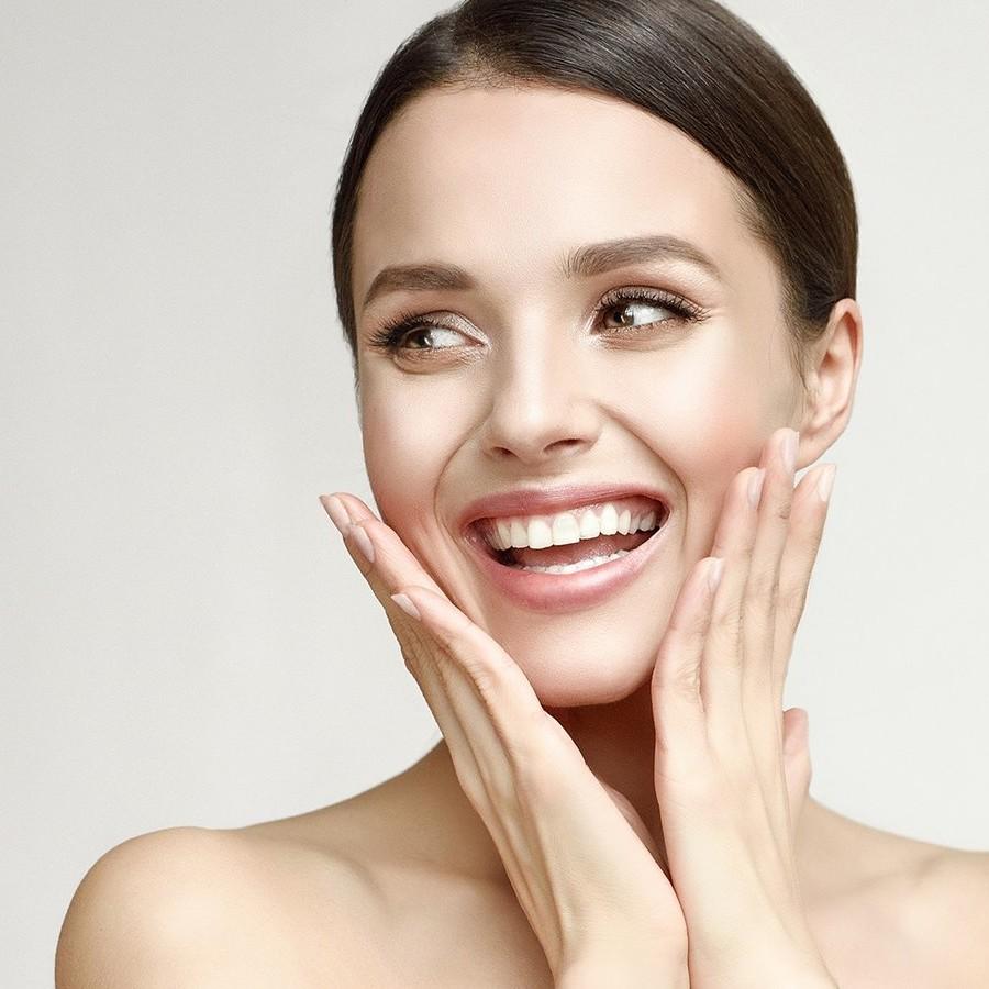 Imagen mujer sonriendo gracias a los tratamientos faciales en Clínica Estética Ennova, Castellón