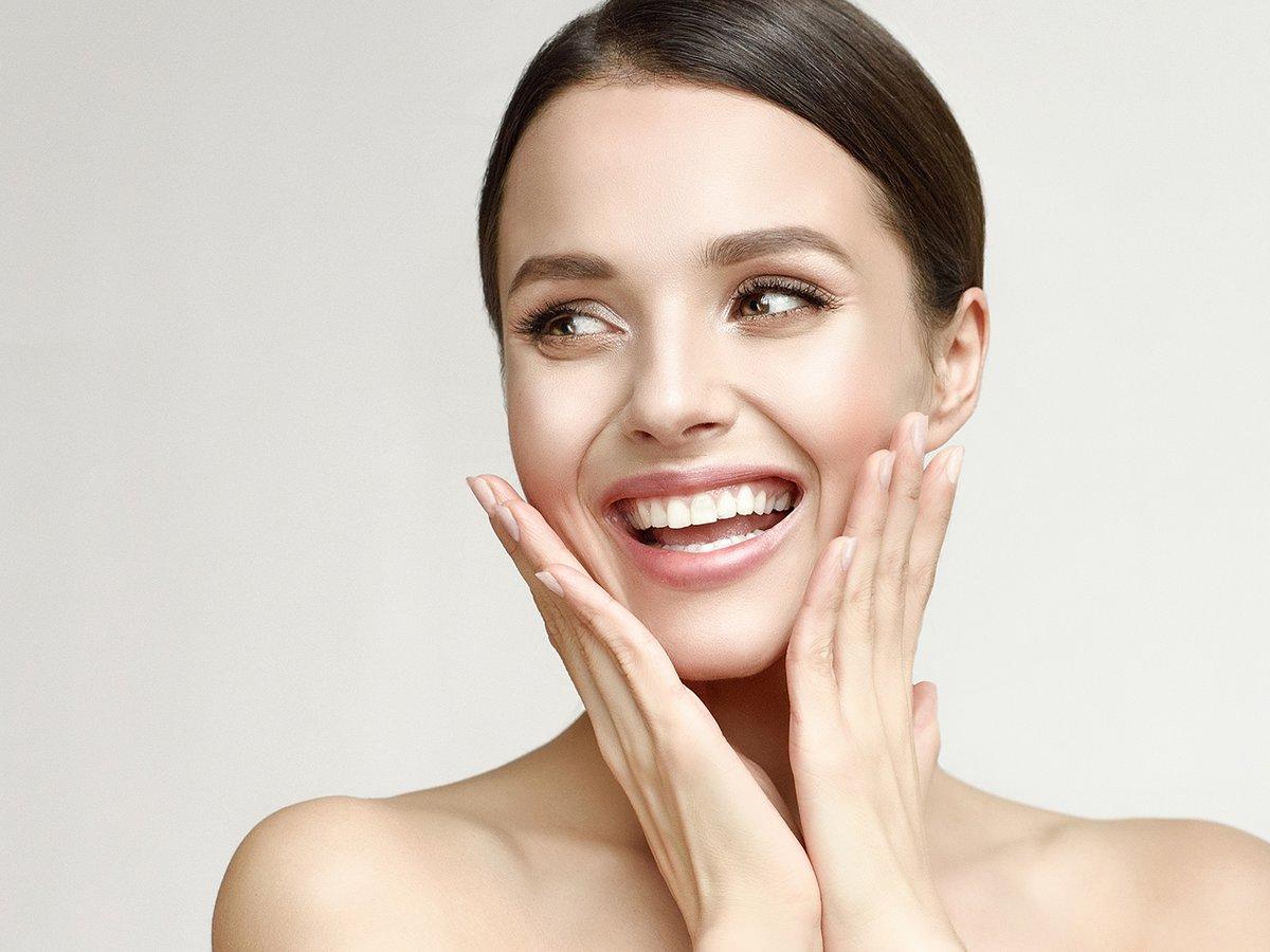 Imagen mujer sonriendo gracias a los tratamientos faciales en Clínica Estética Ennova, Castellón