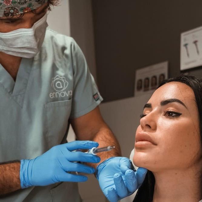 Imagen mujer sometiéndose al tratamiento de ácido hialurónico en los labios en Clínica Ennova, Castellón