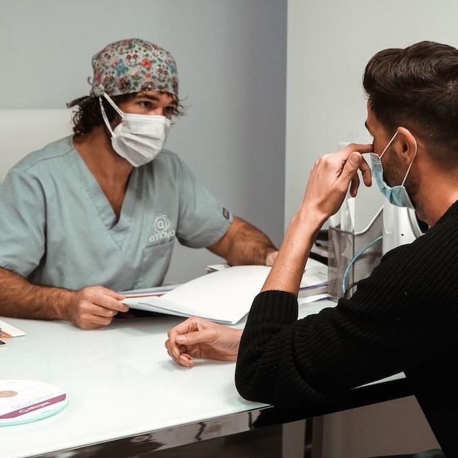 Imagen de un hombre en una consulta de análisis facial, Clínica Ennova