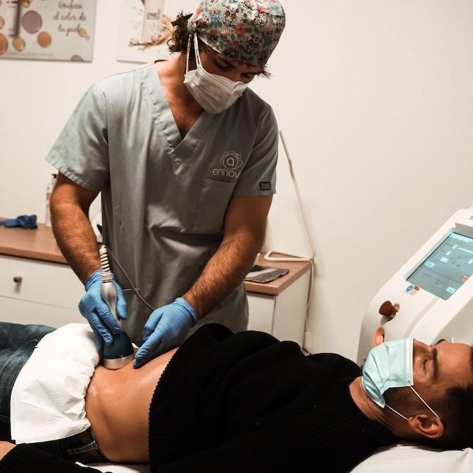 Imagen de hombre aplicándose el tratamiento de cavitación en Clínica Ennova, Castellón.