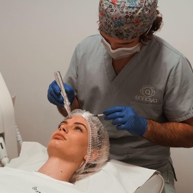 Imagen de mujer aplicándose tratamiento dermapen, Clínica Ennova, Castellón