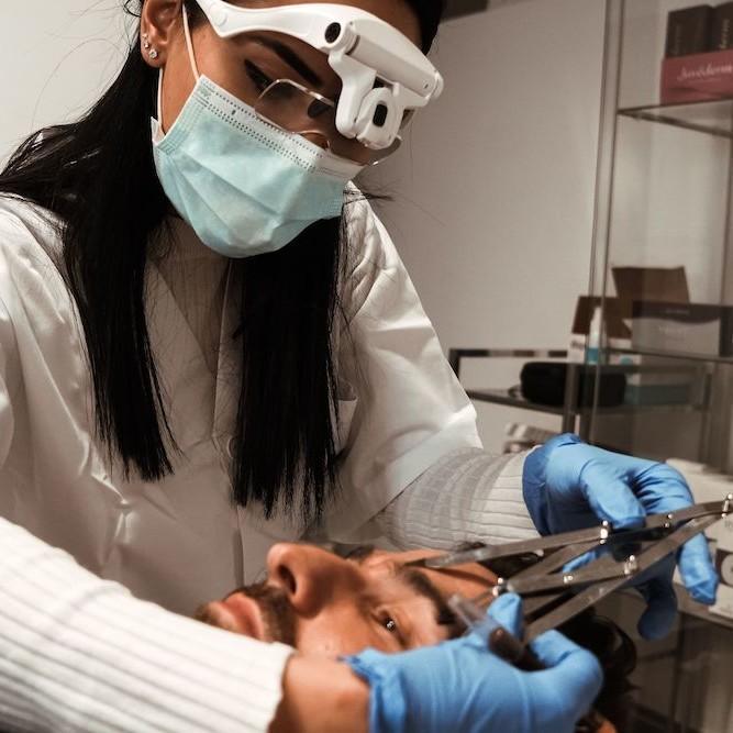 Imagen de hombre preparándose para tratamiento de micropigmentación en Clínica Ennova, Castellón