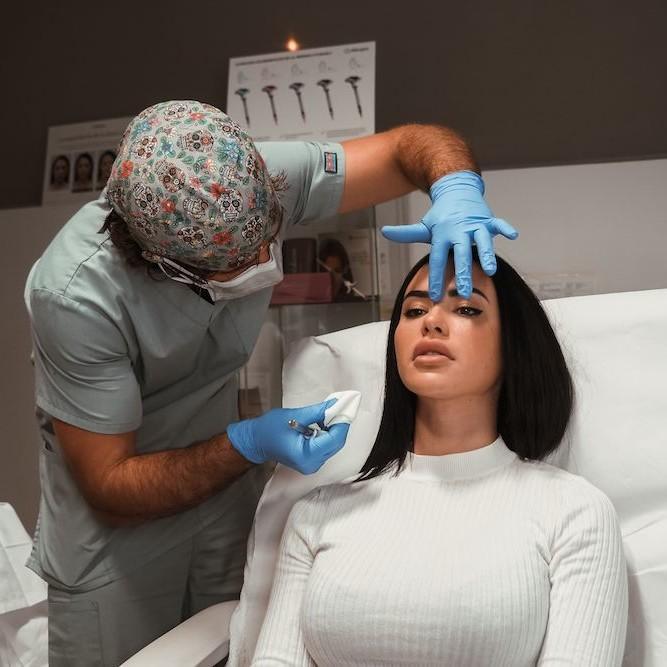 Imagen mujer sometiéndose al tratamiento con ácido hialurónico para ojeras, en Clínica Ennova, Castellón