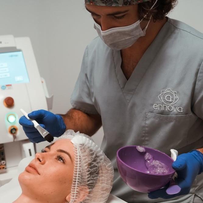 Imagen mujer aplicándose tratamiento de peeling químico, Clínica Ennova, Castellón