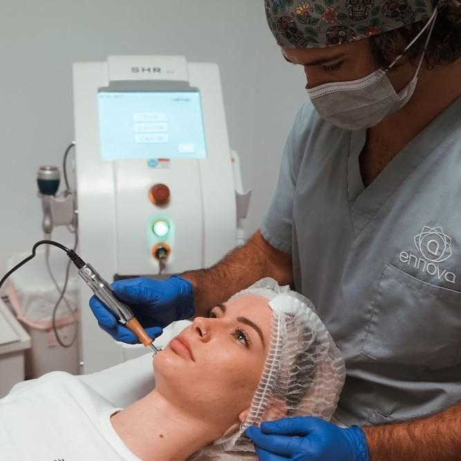 Imagen de una mujer aplicándose el tratamiento de radiofrecuencia, Clínica Ennova