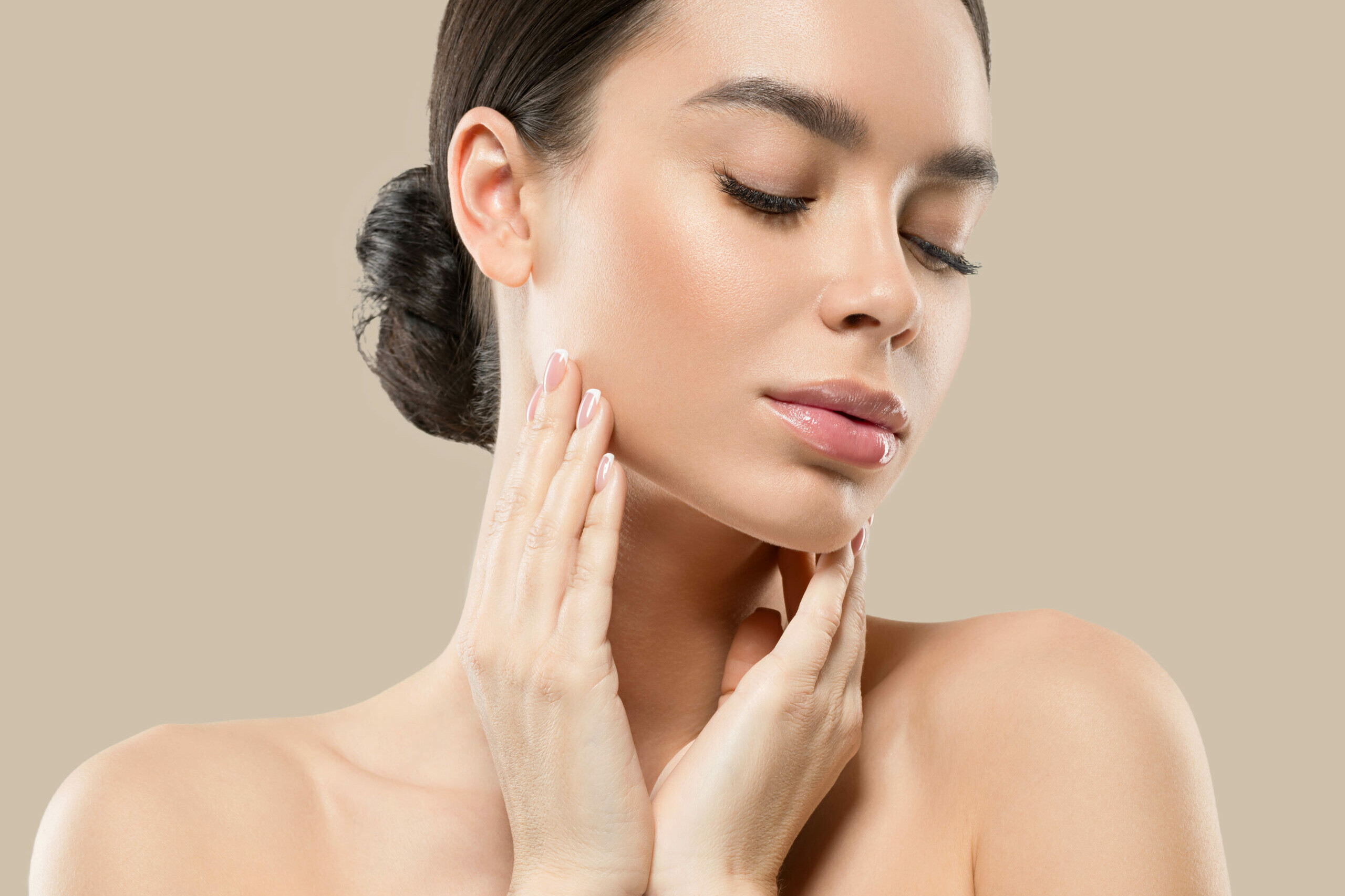 Mujer que se ha acabado de realizar una sesión de mesoterapia facial.