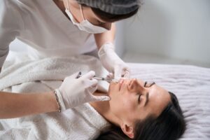 Mujer en plena sesión de mesoterapia facial