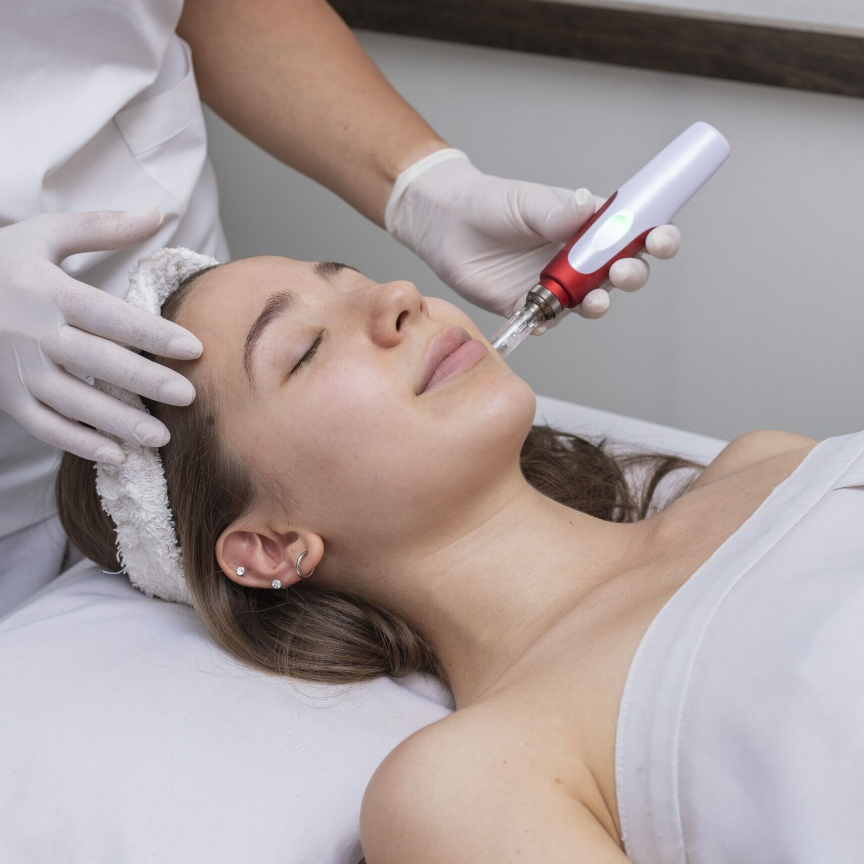 Mujer realiz&aacute;ndose una sesi&oacute;n de tratamiento facial dermapen, complemento ideal para la mesoterapia facial