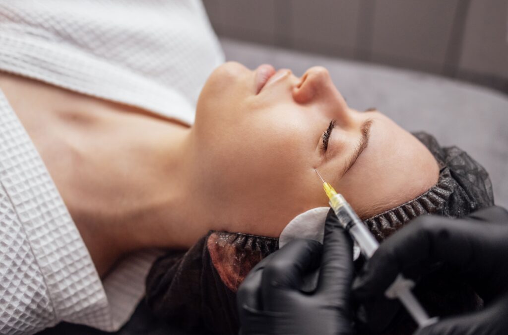 Sesión de tratamiento facial con inductores de colágeno en mujer