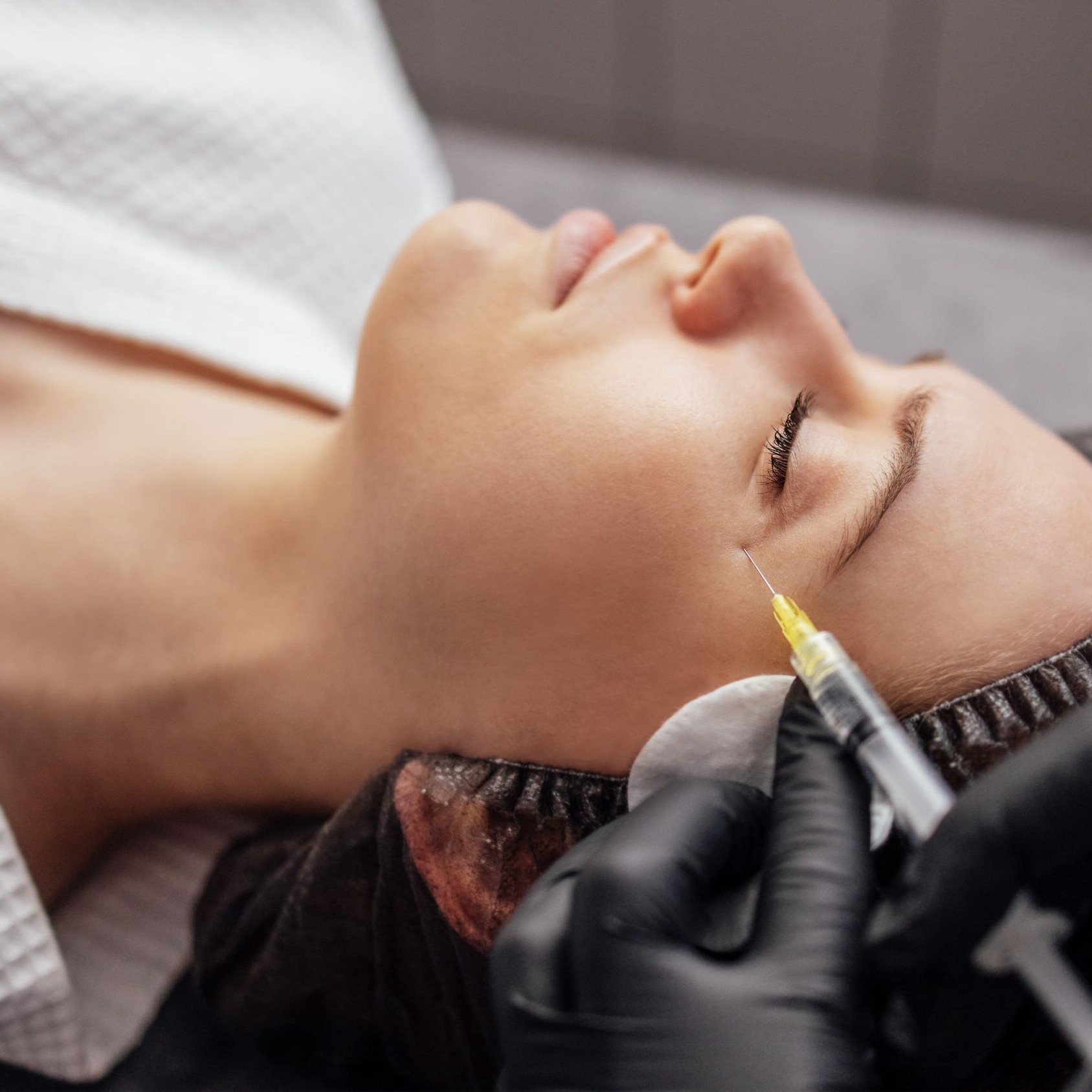 Sesi&oacute;n de tratamiento facial con inductores de col&aacute;geno en mujer
