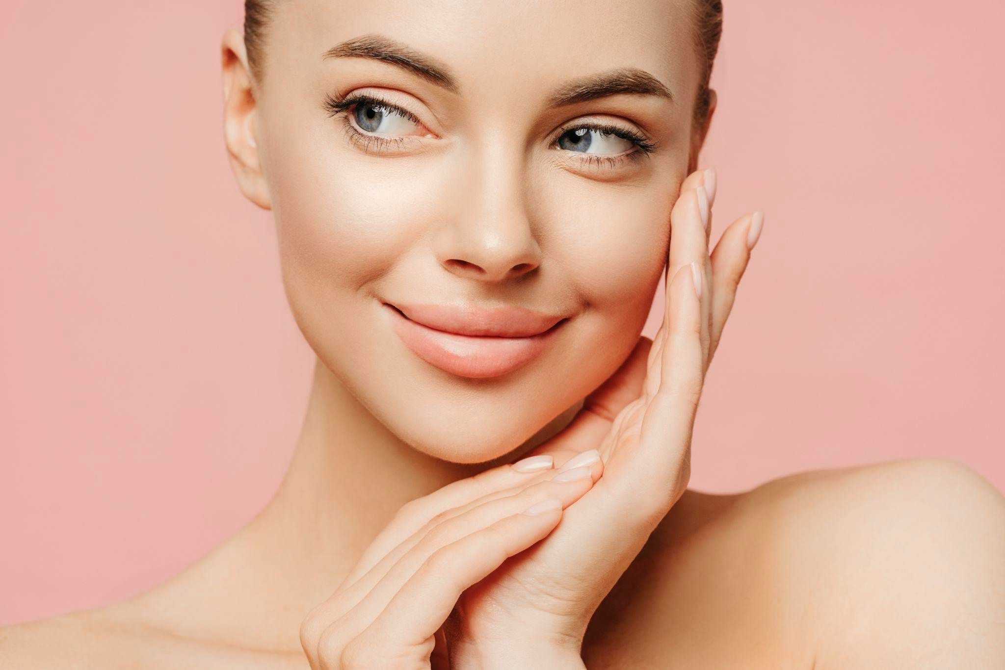 Mujer tras tratamiento hidratación profunda con Stylage® Hydromax