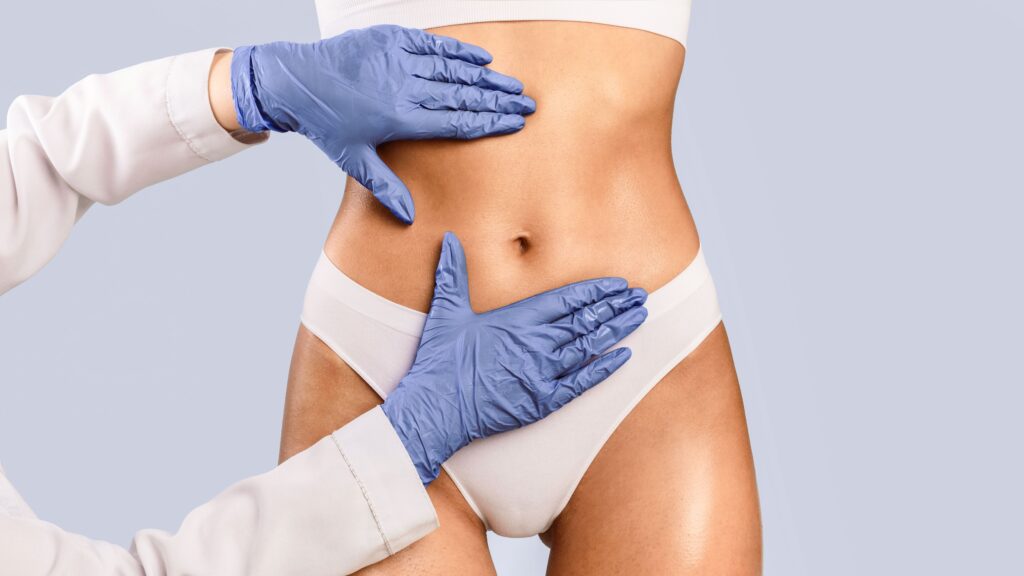 Mujer a punto de realizarse tratamiento de mesoterapia corporal