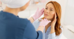Paciente durante una valoración de la piel en una clínica de medicina estética